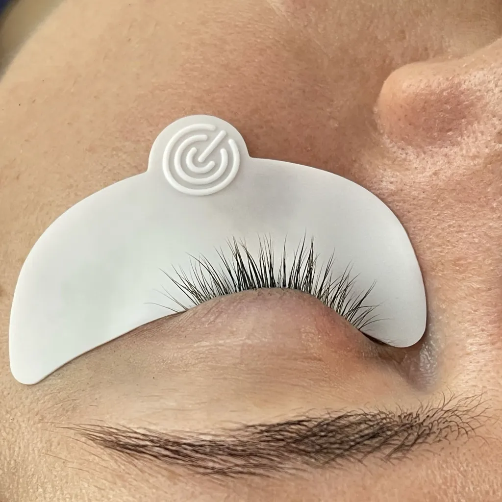 occhio con patch bianco.webp